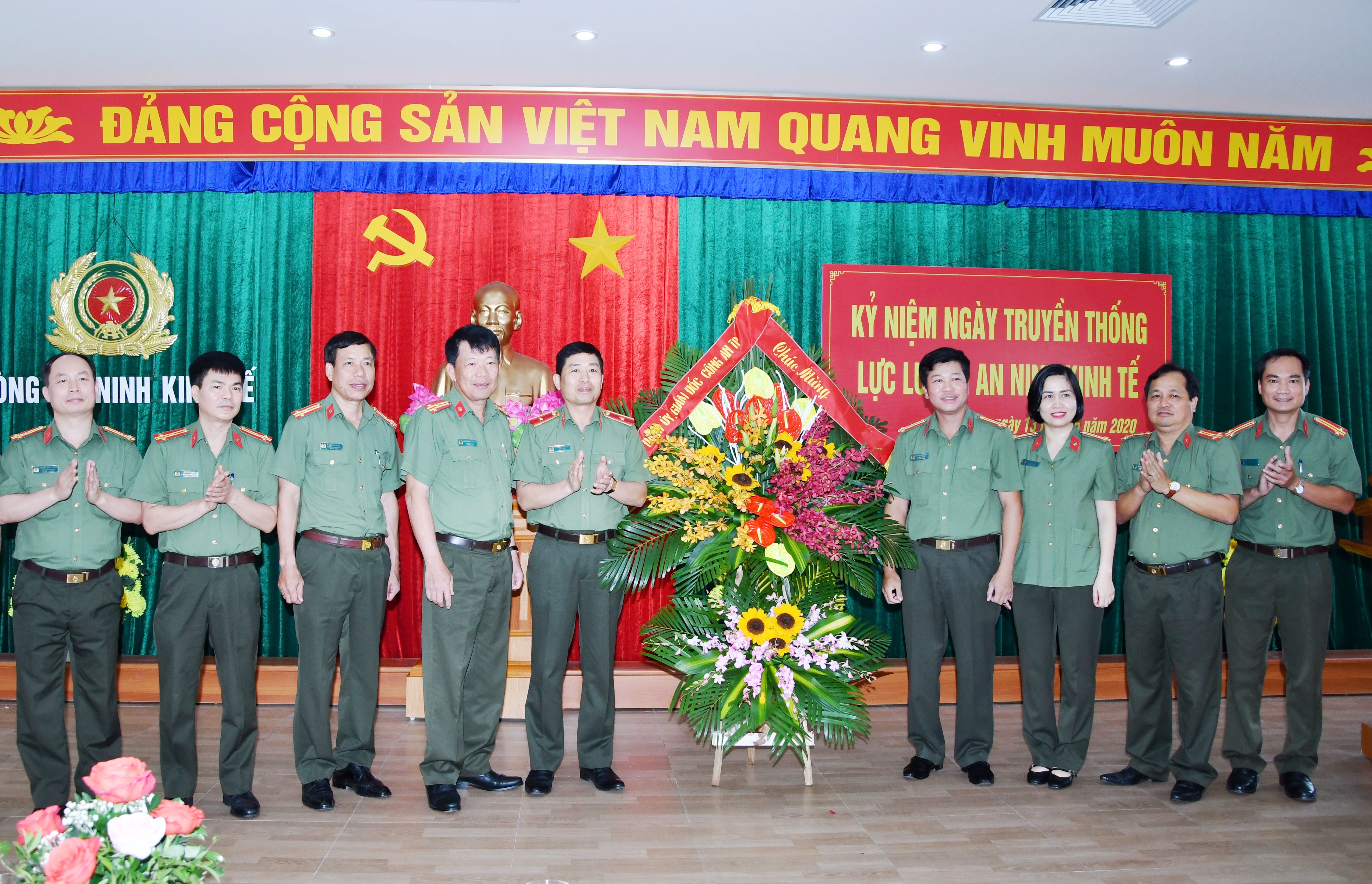 Giám đốc CATP chúc mừng nhân dịp ngày truyền thống lực lượng An ninh kinh tế